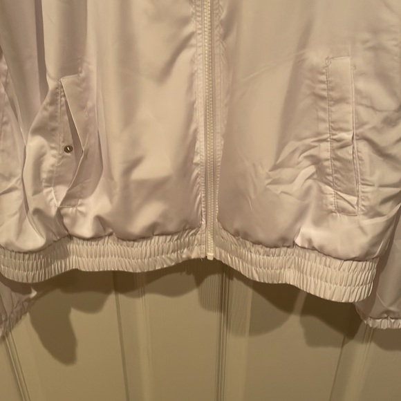 Zyia white and navy breaker jacket. Front zip, XL, 2 snap closure pockets. - Picture 5 of 10
